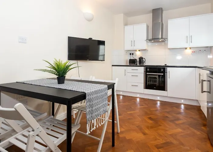 Cosy Apartment 30 Seconds To Aldgate East Station London