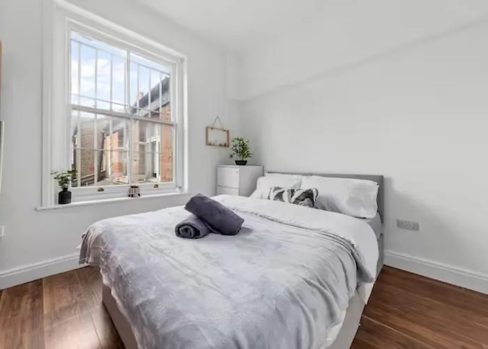 London Living 2 Bedroom Flat 2 Mins To Clapahm Junction Cj