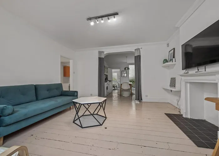 Chelsea 1-Bed Flat With Patio Apartment London