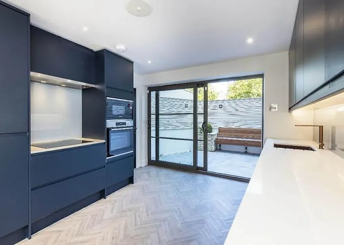 Coach House Villa London